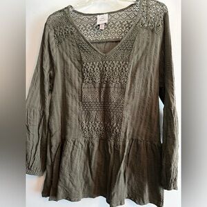 EUC Knox Rose peplum top with crochet lace